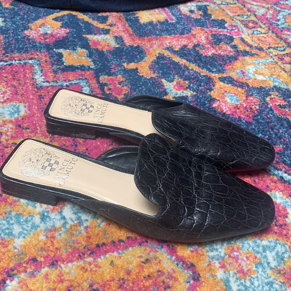 Stunning Vince Camuto Black Leather Kitten Heeled Mules!!